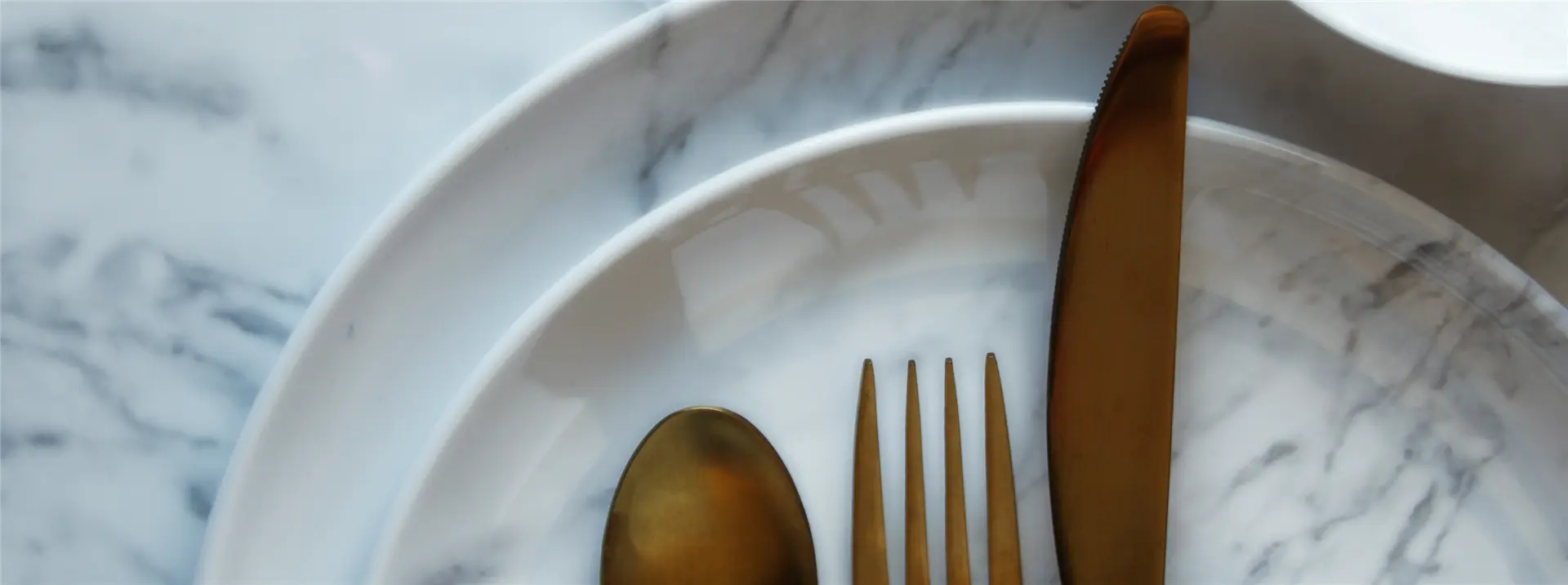 Cómo se ponen los cubiertos al finalizar la comida: Guía completa de galateo - Come si mettono le posate e il tovagliolo come si mettono le posate a fine pasto galateo - Come si mettono le posate e il tovagliolo